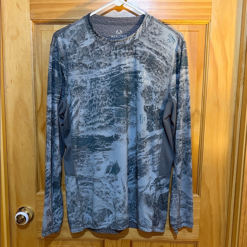 Realtree Gray Men’s Camo Long Sleeve Quick Dry Shirt, Size Medium.
